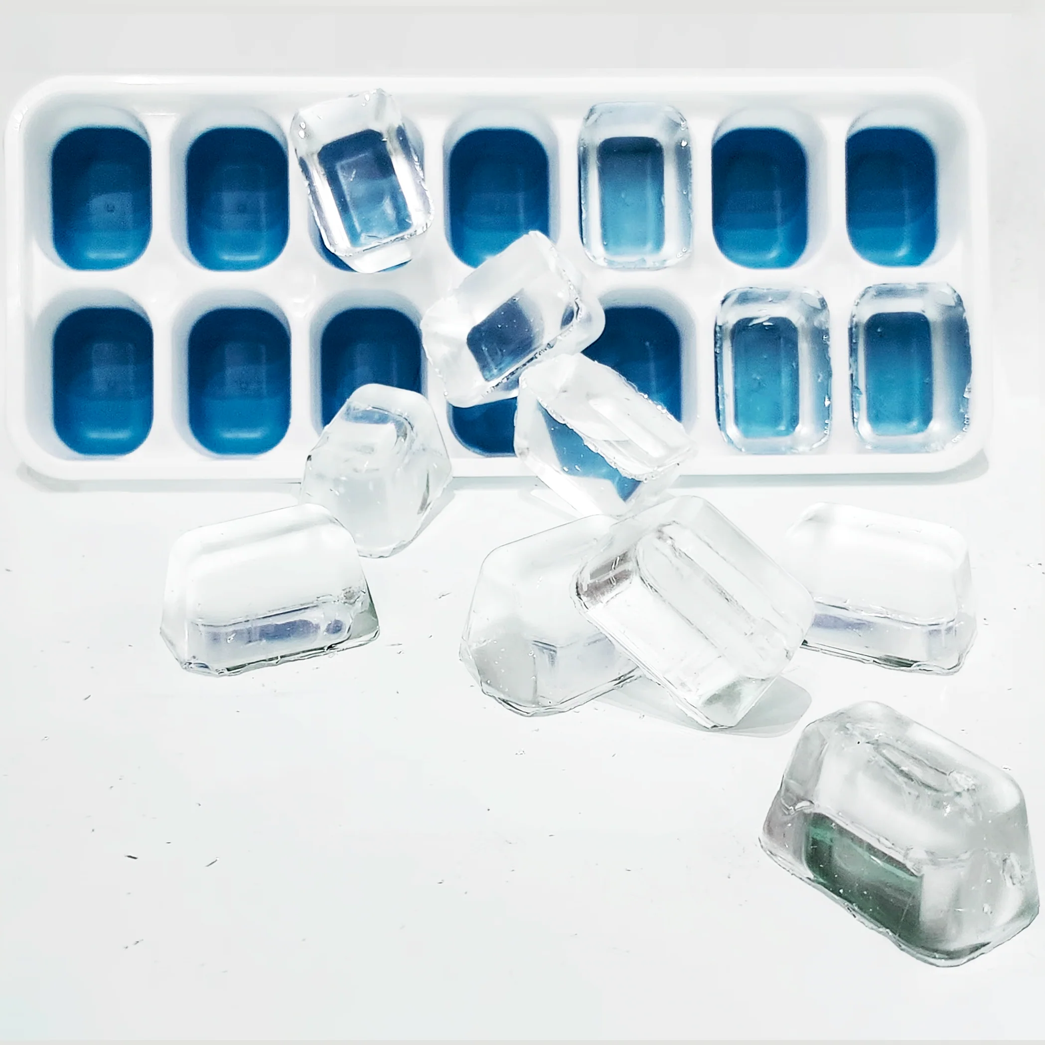 Silent Props Silicone Ice Cubes - 12 Pieces - Image 5
